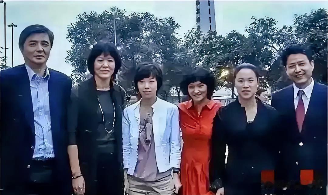 仔细看6位体育明星合影。他们都是体育界响当当的人物！那时的运动员"干净"，低调做