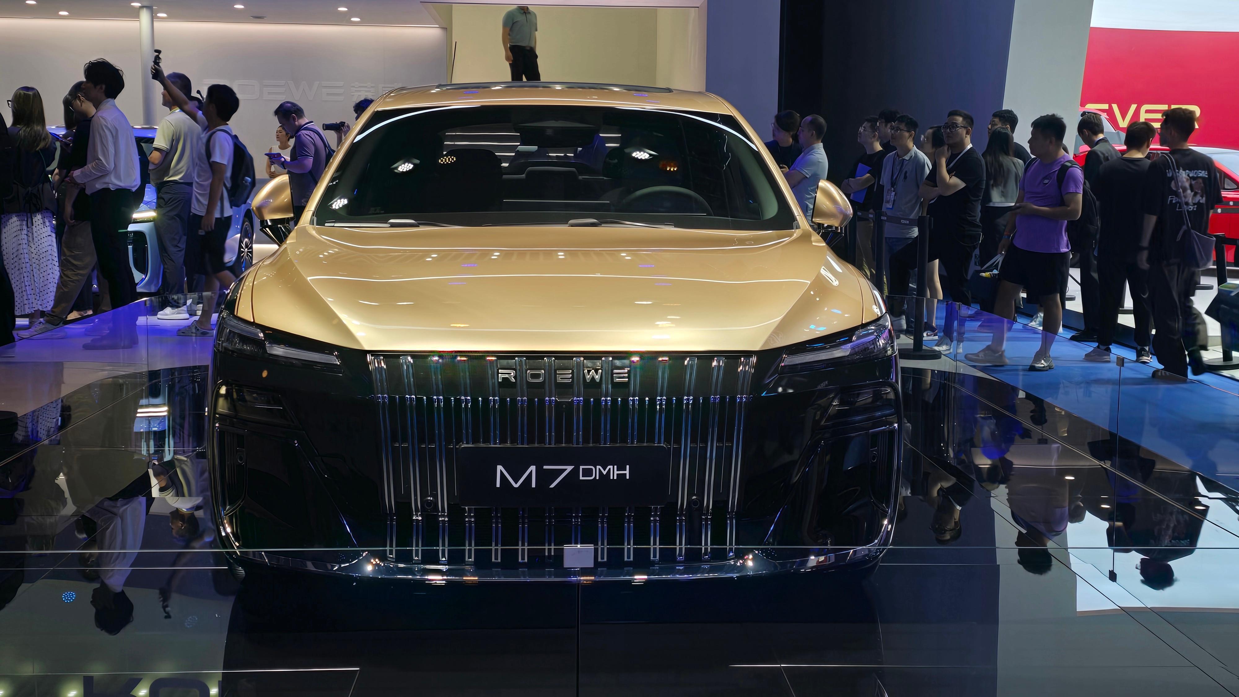 成都车展上亮相的荣威M7DMH黑金车色，帅不帅？这款车起售价9.78万