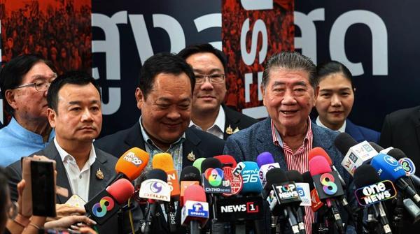 没得选！泰国看守首相普坦，带领联合政府代表跟纳塔蓬阵营就合作展开磋商。实际上，他