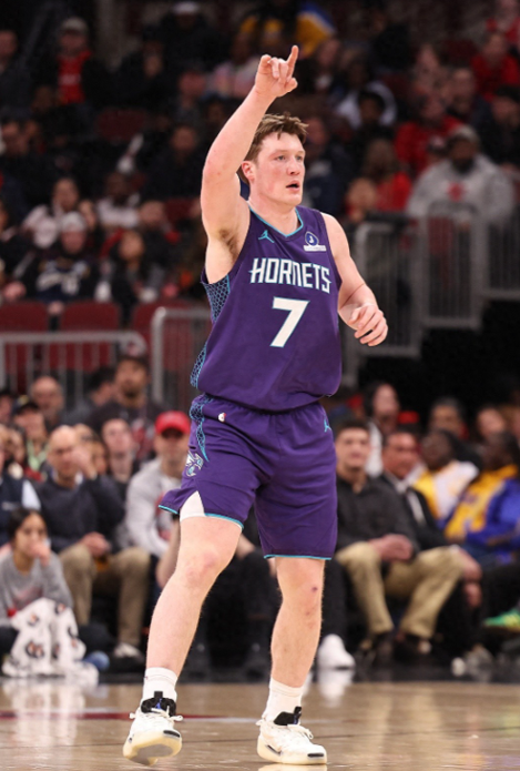 NBA常规赛，黄蜂在主场以129-108大胜步行者，取得三连胜。此役，黄蜂新