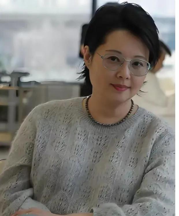 52岁袁立“胖”出惊艳美学：松弛感才是顶流抗老秘籍近日，袁立一组近照刷屏网络