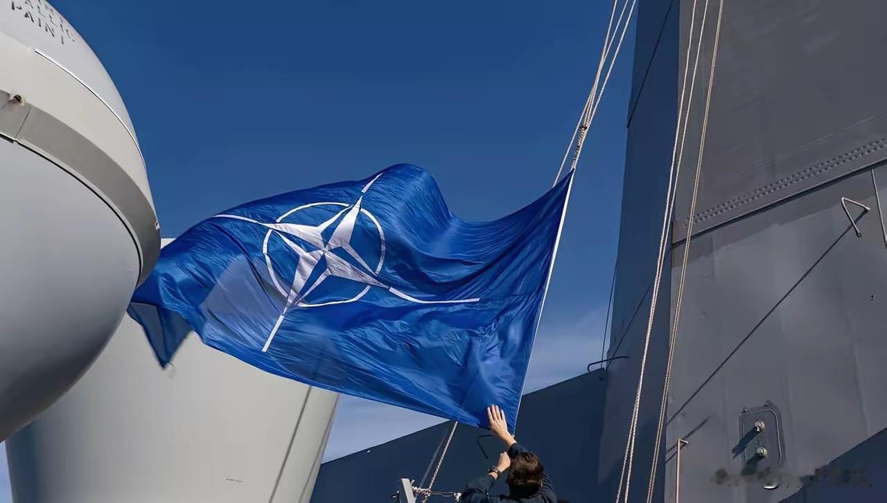 现在可以明确地说普京真的用一场消耗战颠覆了世界秩序。为什么这么说？这场冲突首先