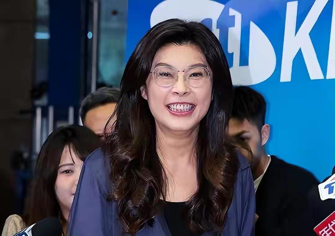 郑丽文成了台中国民党初选中的大赢家。昨天郑丽文带着杨琼樱参加蓝营团结启程，台