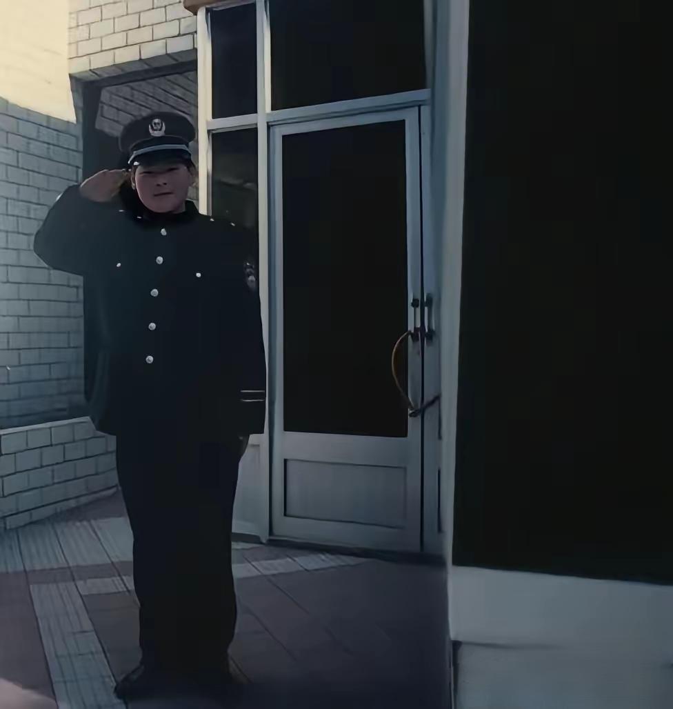 当年我就断定这孩子一辈子不会有出息，年年轻轻的去干保安，这么年轻的干保安，无非是