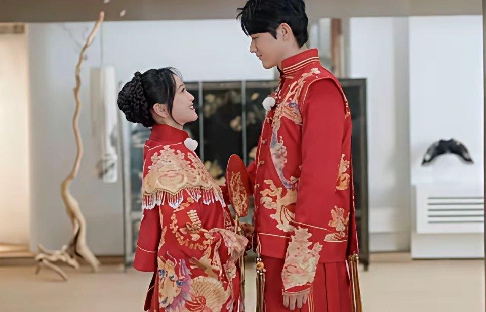 金莎和孙丞潇试穿中式婚服很满意，老板过来问他的时候，孙丞潇却皱着眉头说：“我觉得