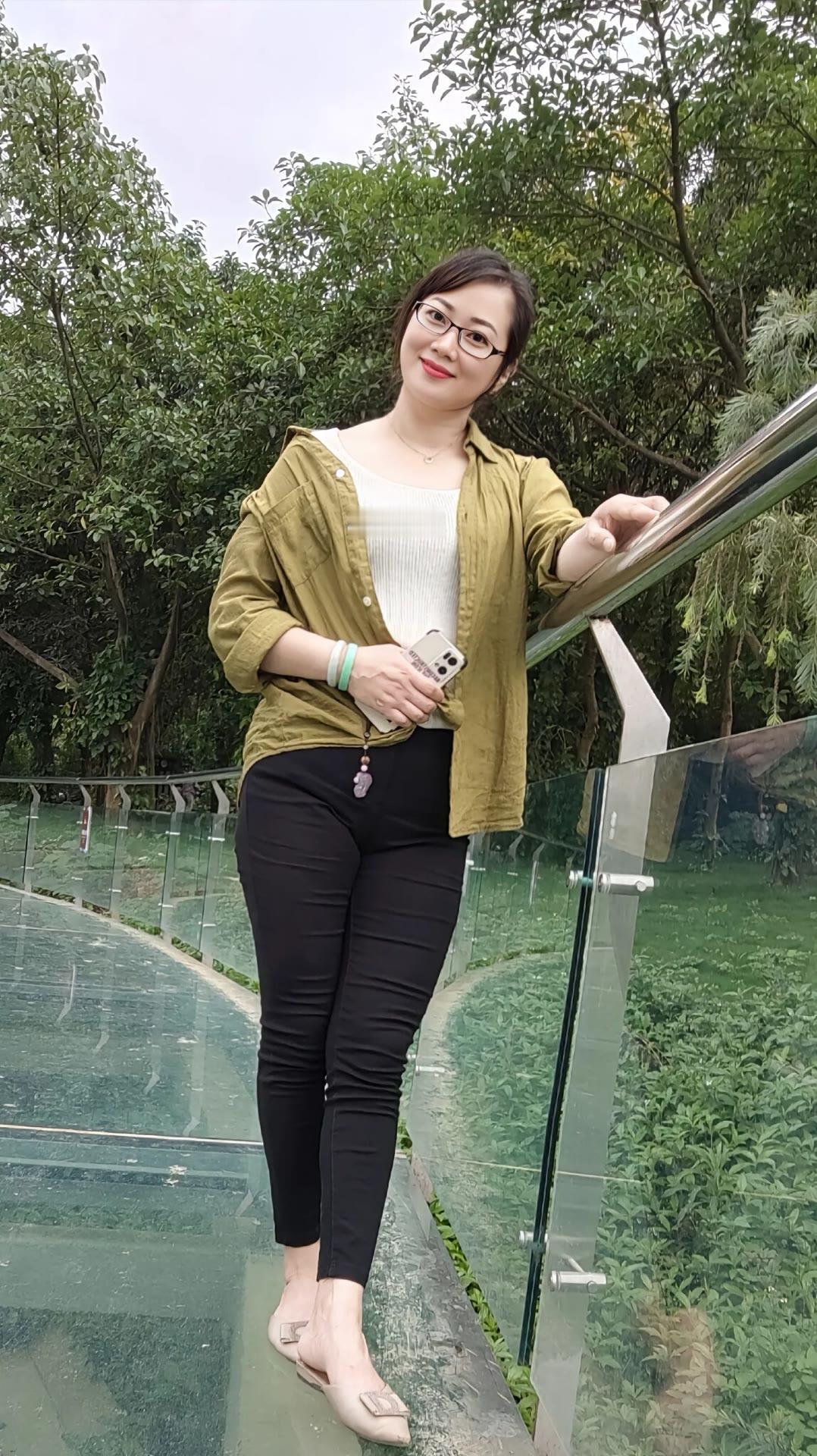 高腰牛仔裤背影