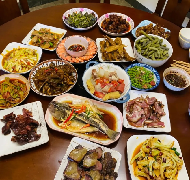 丰盛的家常菜肴，色香味俱全。