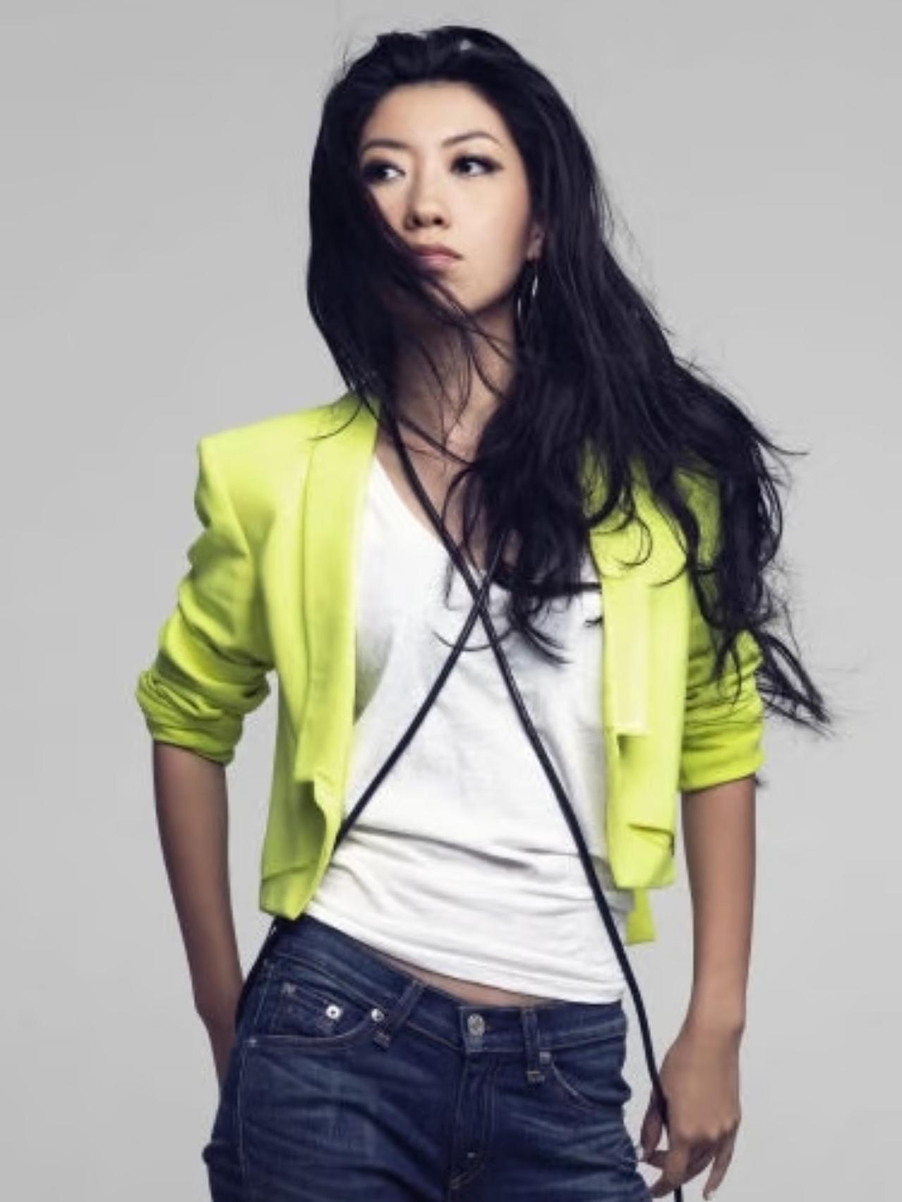 苍天饶过谁？拿着妈妈贪污的3.5亿潇洒海外，那可是566个下岗职工的救命钱—