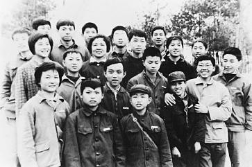 1978年中国科学技术大学首届少年班的首批师生合影经历十年人才断层后，在诺贝尔