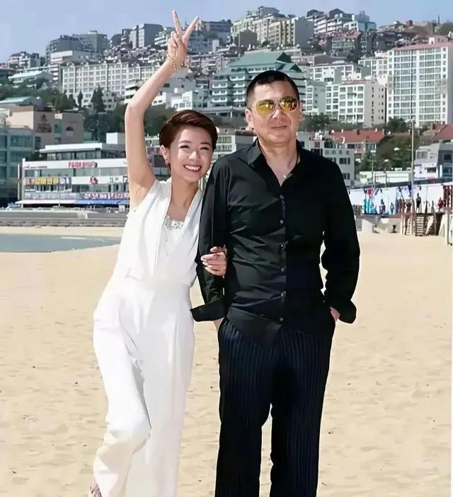 这女演员不漂亮，这男演员不帅，在人群中一抓一大把的那种，但他们为什么会大红大紫呢