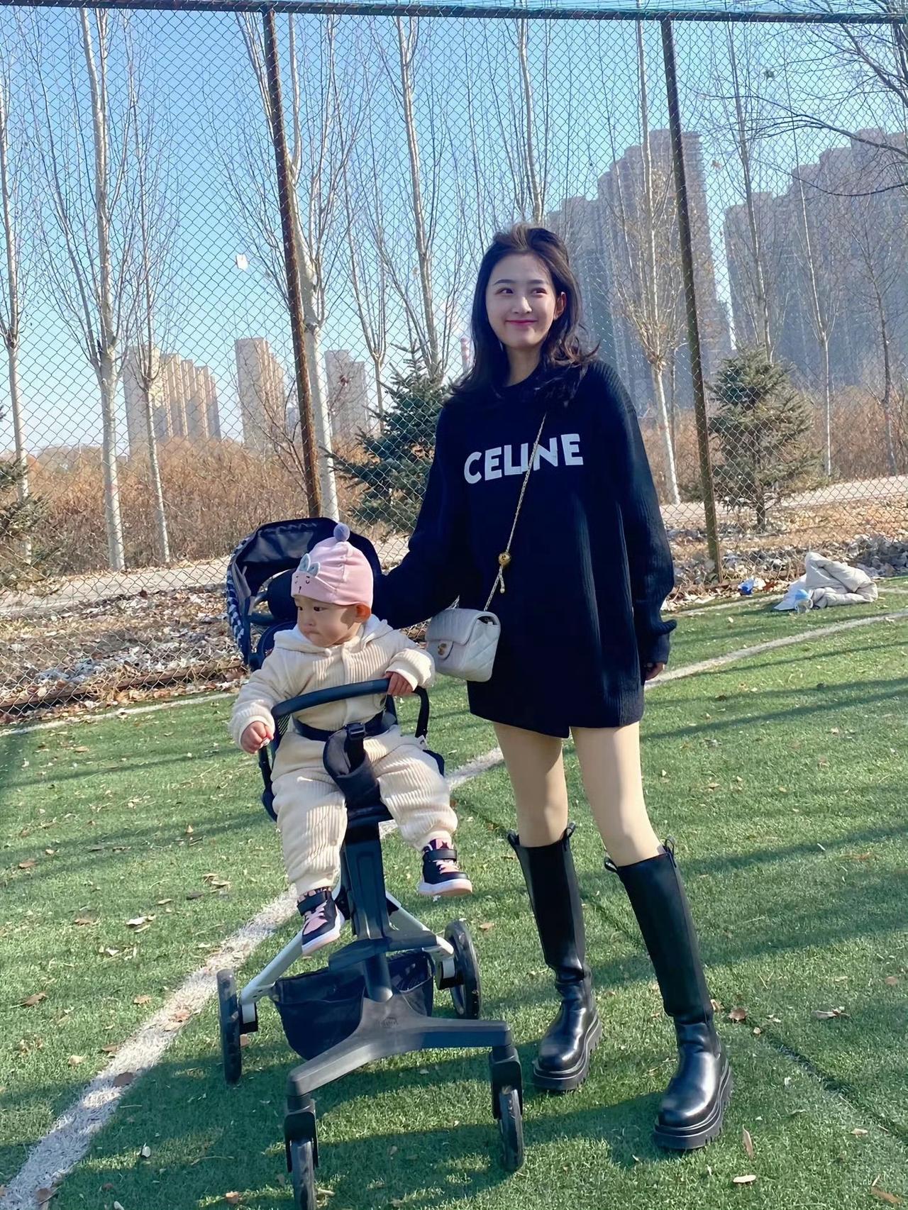 周末“遛娃”的车模宝妈