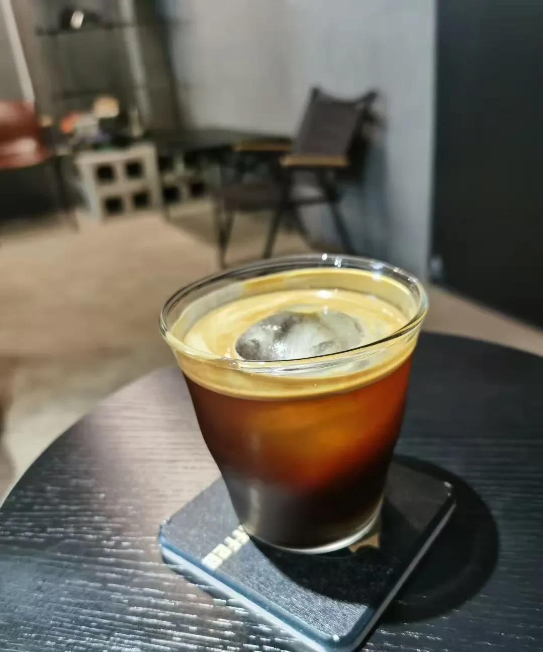 一边说着没米下锅了，一边又嫌这嫌那，这样的人是穷吗？我有一个友女，她跟她老公生