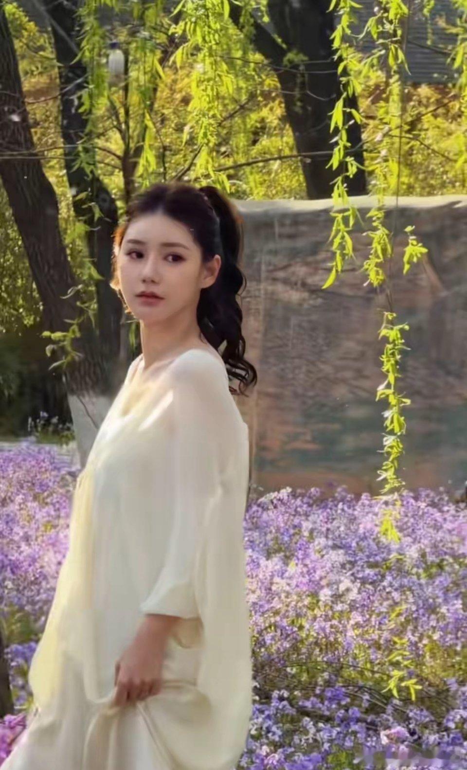 好的婚姻真的养人！马筱梅产后首度回京，晒出一组春日花海大片。照片里，她站在淡紫色