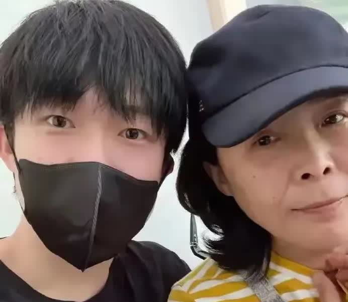 看着王楚钦的爸爸妈妈，我突然间希望时间过得再慢一些，希望他能够像龙队一样找个普通