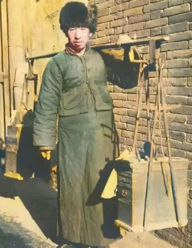 1941年1月，有个卖油郎问小孩：“村里住着多少八路军？”小孩表示只有七八个，得