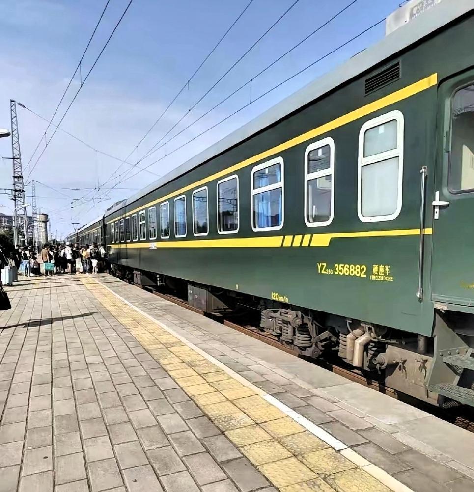 今年我和老公打算坐绿皮火车回家过年，我算了一笔账，坐高铁需要8个小时，票价要78