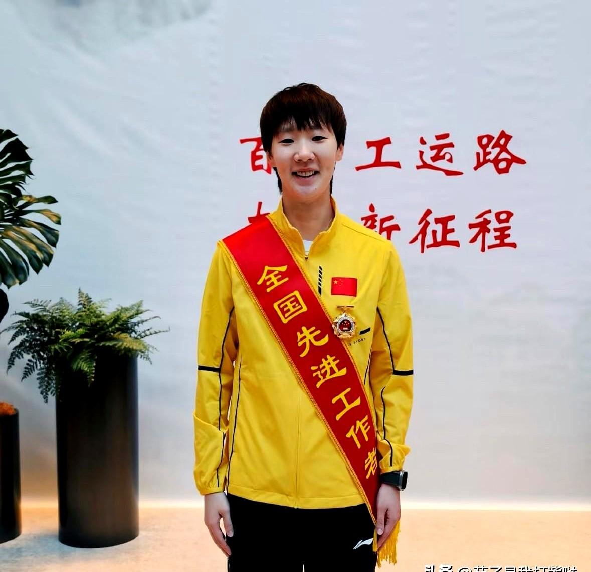 25岁的王曼昱，最近的好事简直挡都挡不住。人家一面捧回大满贯三连冠的奖杯，一面