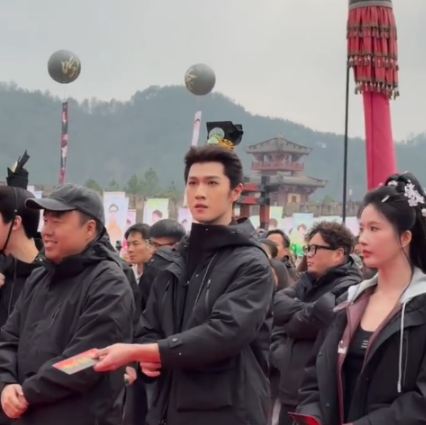 李昀锐和女搭档的站位暴露了内心的真实想法《归良辰》横店正式开机，男女主是李昀锐