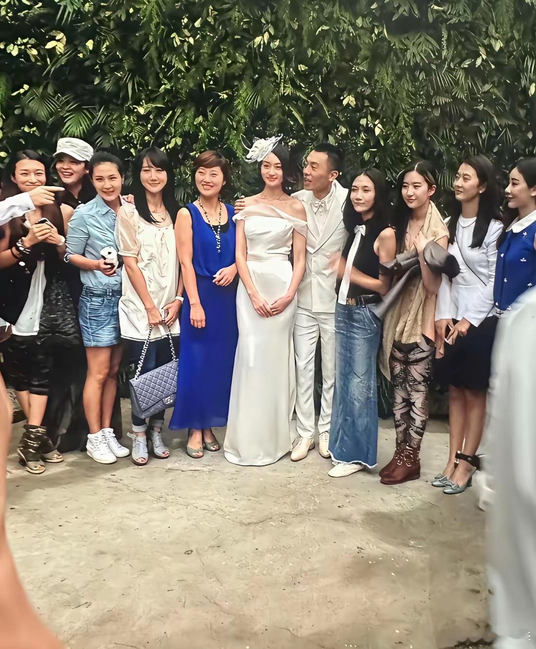 刘亦菲不愧被称为天仙，在一众美女的合照里，即使穿最难看的衣服，照样凭借美貌成为最