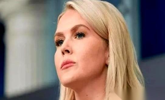 特朗普最信任的女秘书，29岁的卡罗琳·莱维特，在一场全球直播的发布会上，直接把脸