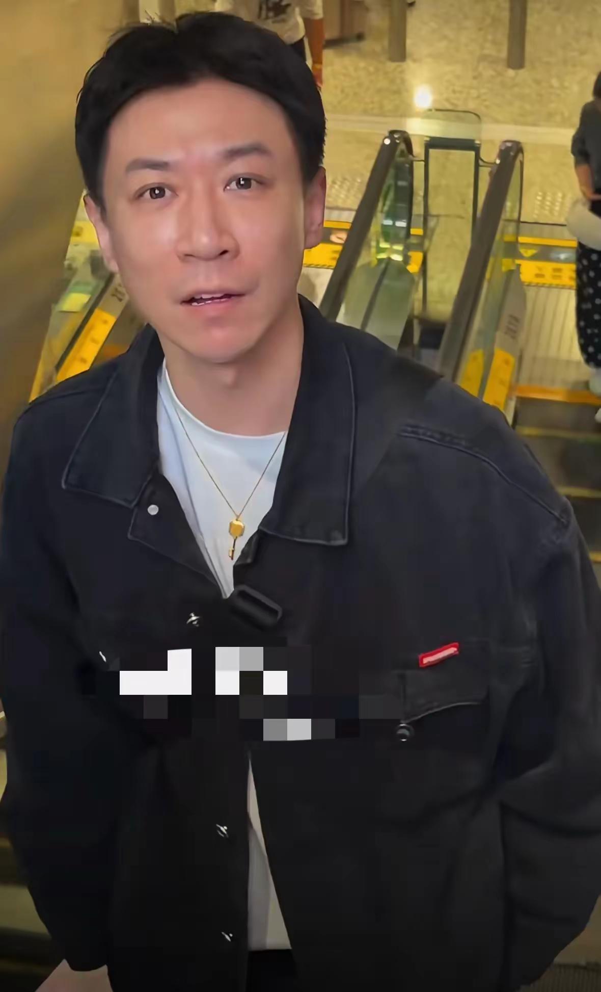 他不是素人，是能把话剧卖爆4500万的幕后老板。董璇带娃接放学，他站在校门口不