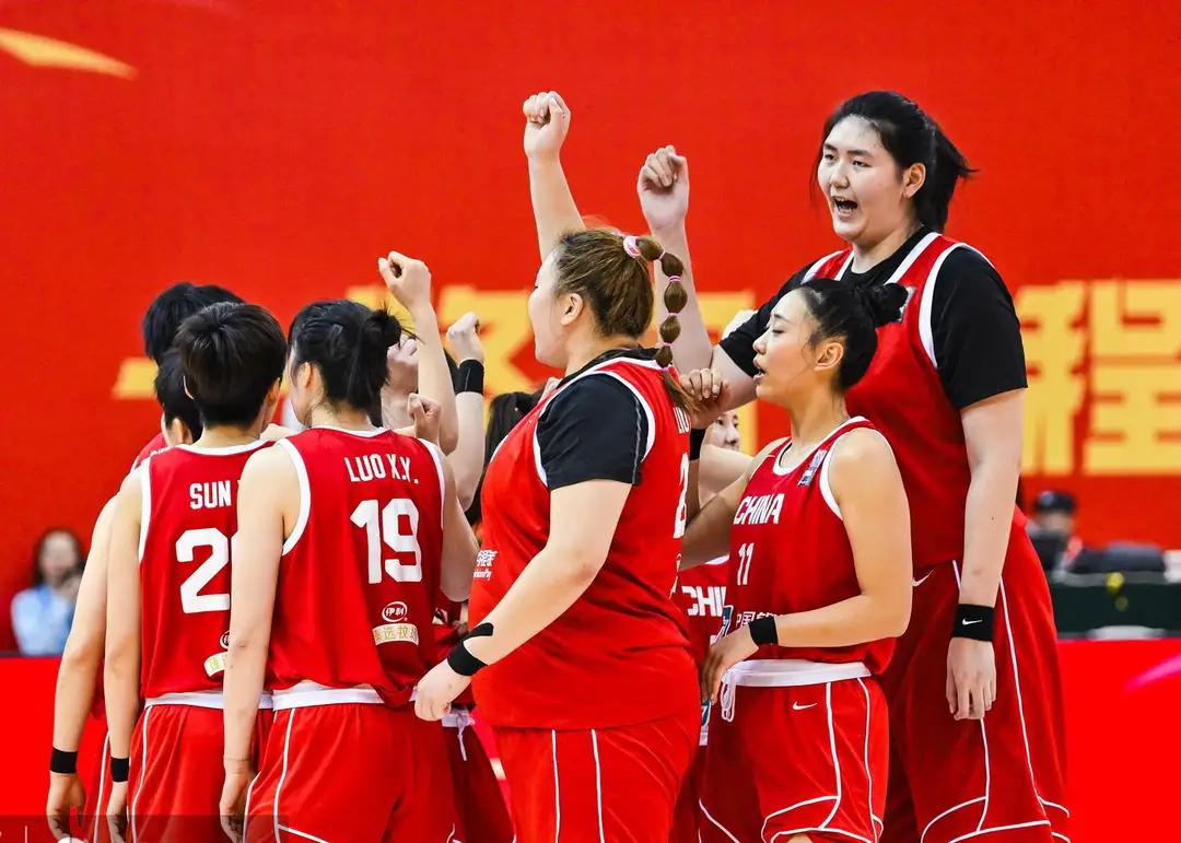 现在网上有很多呼声都是让张子宇退出国家队。而换上大宝贝刘雨彤。其实这个观点并不合