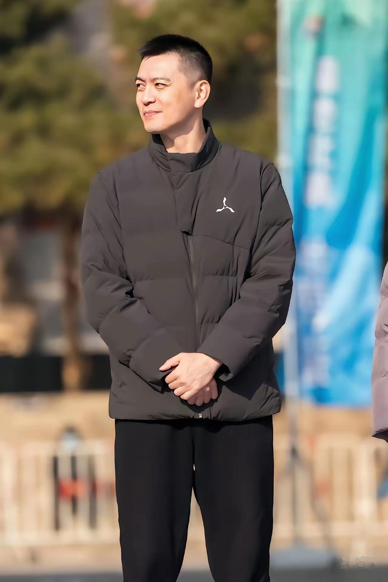 据说，这是辽宁队男篮运动员杨鸣，主要负责帅。可我看封面照时，以为是朱丹老公周一围