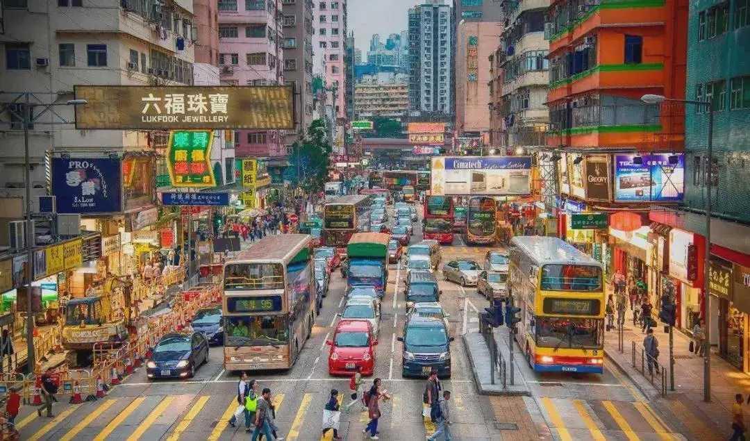 曾经香港可是“繁华”的代名词，是内地人心中的梦想之地，高楼大厦、娱乐圈、时尚之都