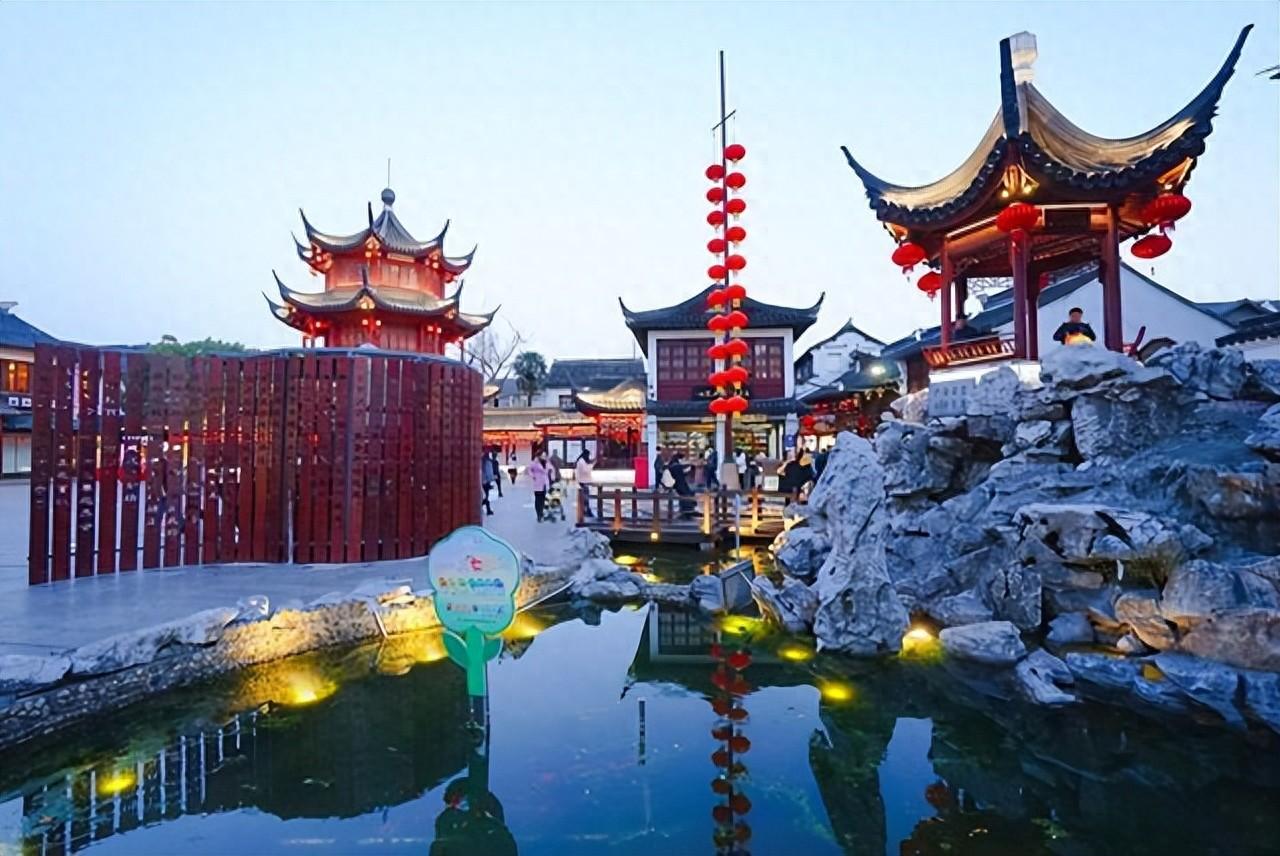 位于上海市闵行区的“七宝古镇”是上海市区内邻近虹桥机场的一座江南古镇，兼具水乡韵