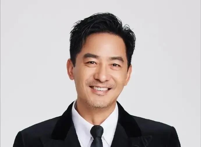 最近看那个哥哥竞演综艺，真被一个中年男演员的命格震撼到了别人在这个舞台上卷生卷死怕被淘汰，郭晓东倒好