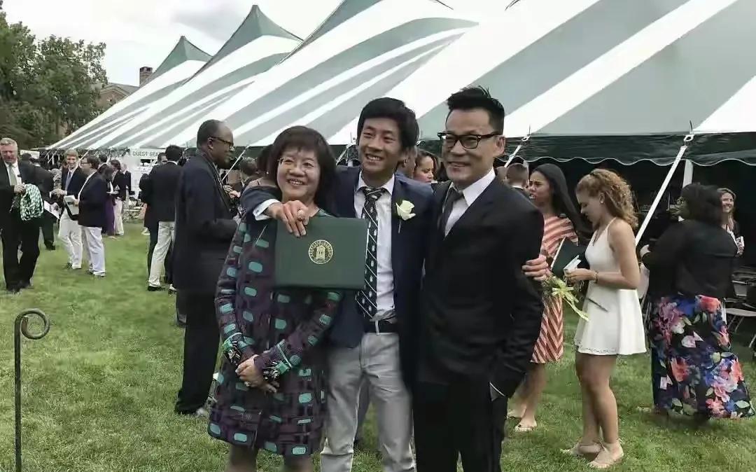 李成青也是一个看得很开的二代，知道父亲有很多的钱，而且也不阻止一把年纪的刘国庆再