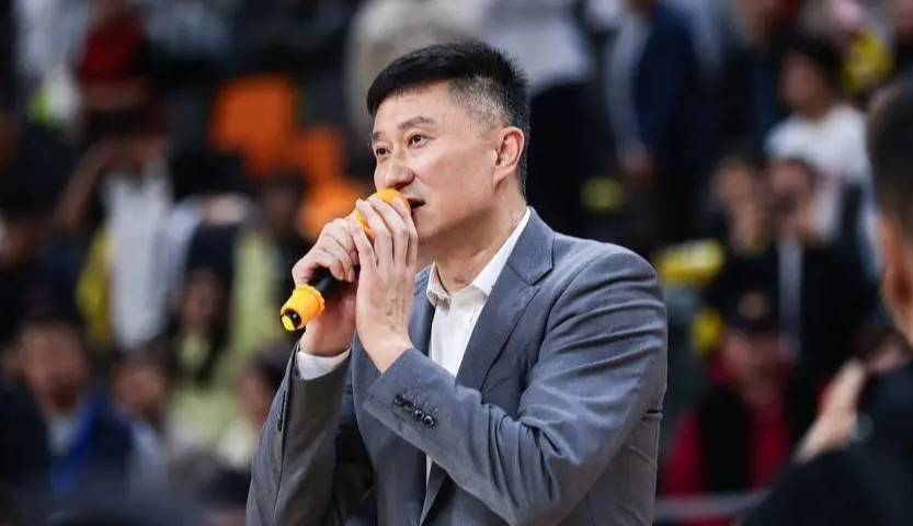 广东男篮主教练杜锋开心地笑了，他感激总经理朱芳雨的魄力与带来的惊喜，如今球队的整