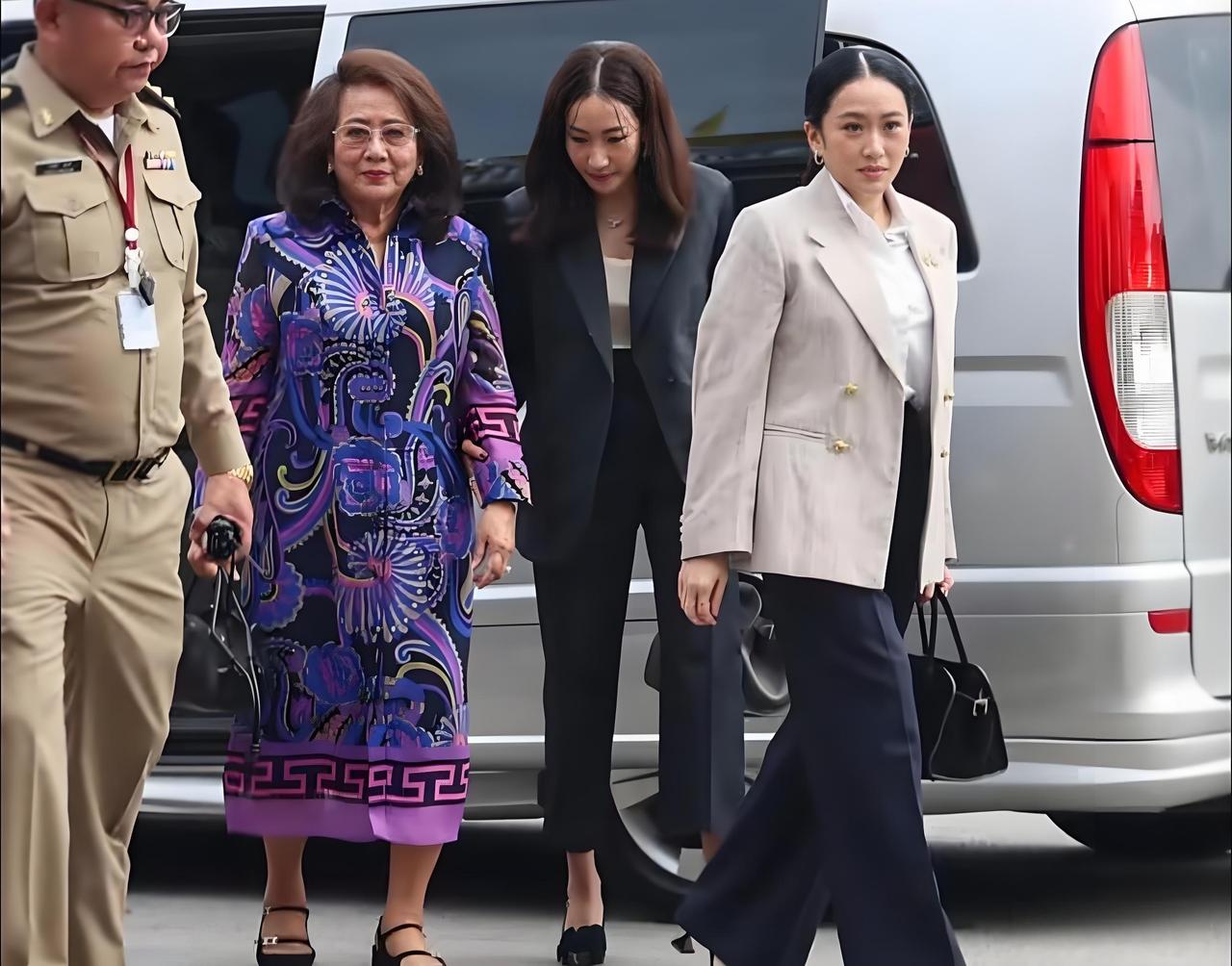 他信才是为泰党的支柱，也是佩通坦的精神支柱。父亲是山，对于佩通坦来说，这句话