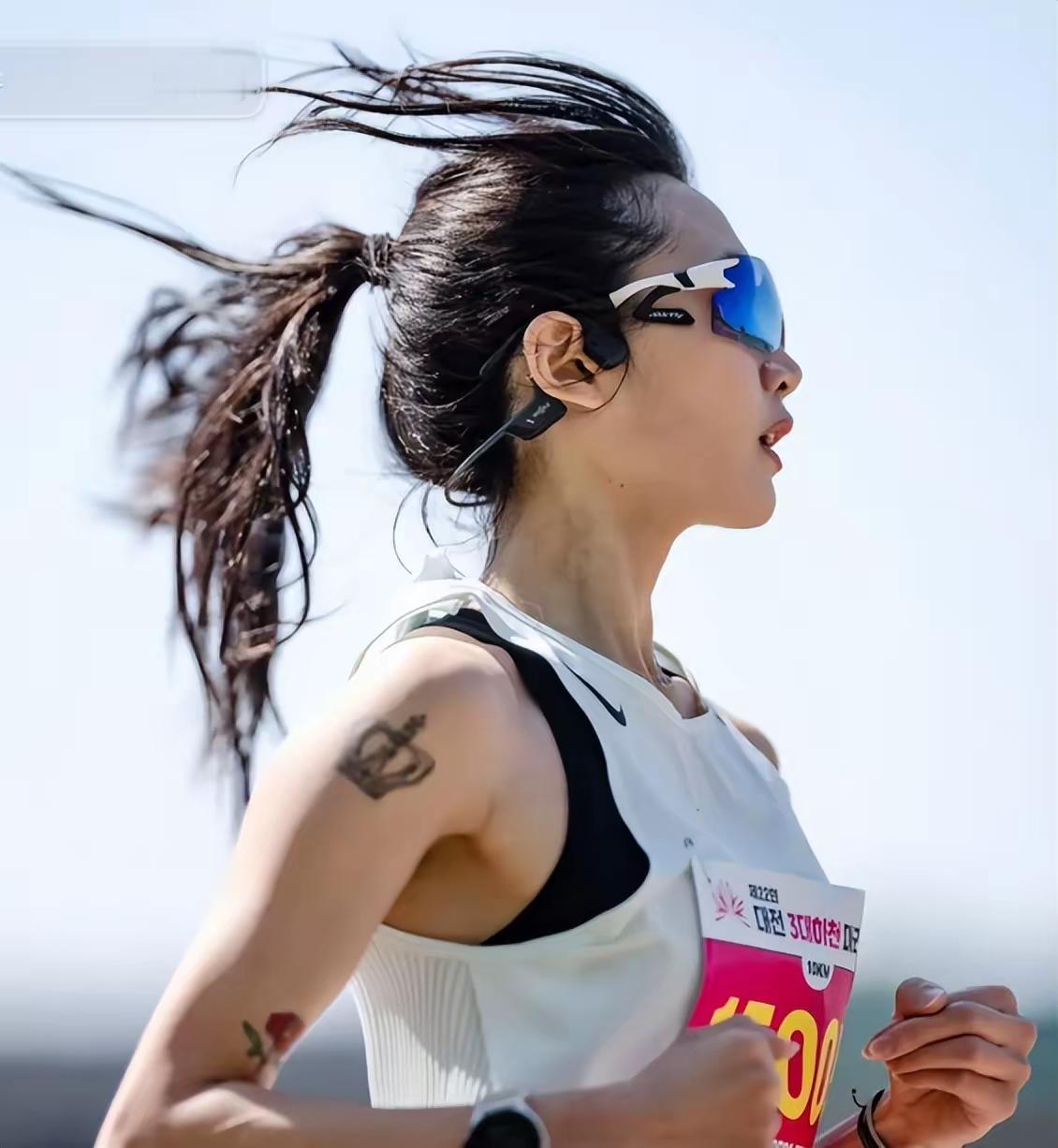 又跑步跑死一个，25岁韩国女生柳智媛，死于半马。我介绍过我以前跑过5年步，发