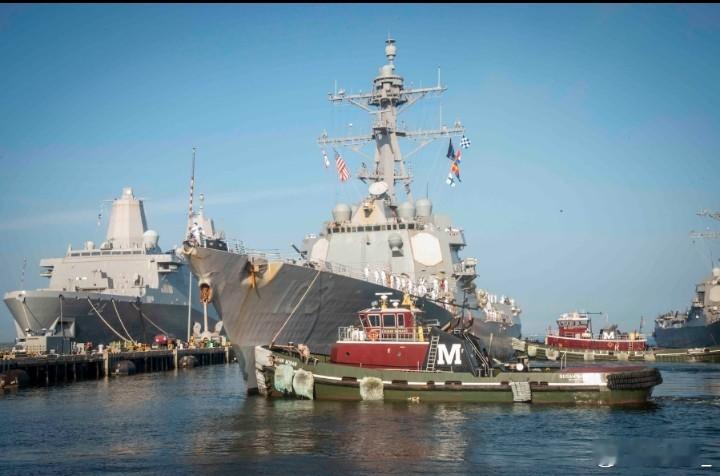 美国海军“特鲁克斯顿”号驱逐舰（DDG-103）舰长詹姆斯·科菲中校（图