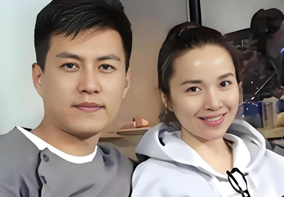 当年靳东执意迎娶二婚的李佳，这个决定更是让父亲坚决的反对。父亲直言二婚女人不配进