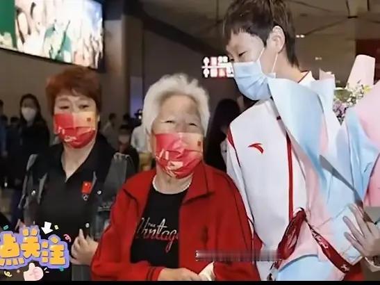 曼昱回黑龙江了，刚下飞机老远瞄见机场检票口处的姥姥和妈妈。曼昱很感动，姥姥83岁