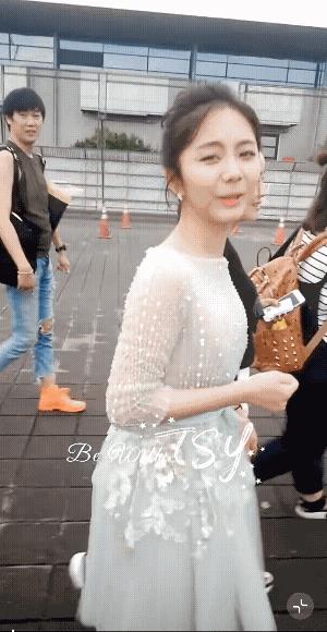 这是一位站姐拍的，也是陪伴松韵最久的，她喜欢松韵这么久，真的好感动，见证了松韵一