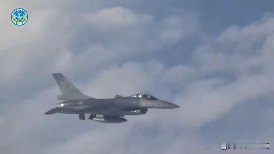 美媒通告全球：歼-20飞越台岛上空，台军根本抓不到，统一成定局夜色笼罩台海，一