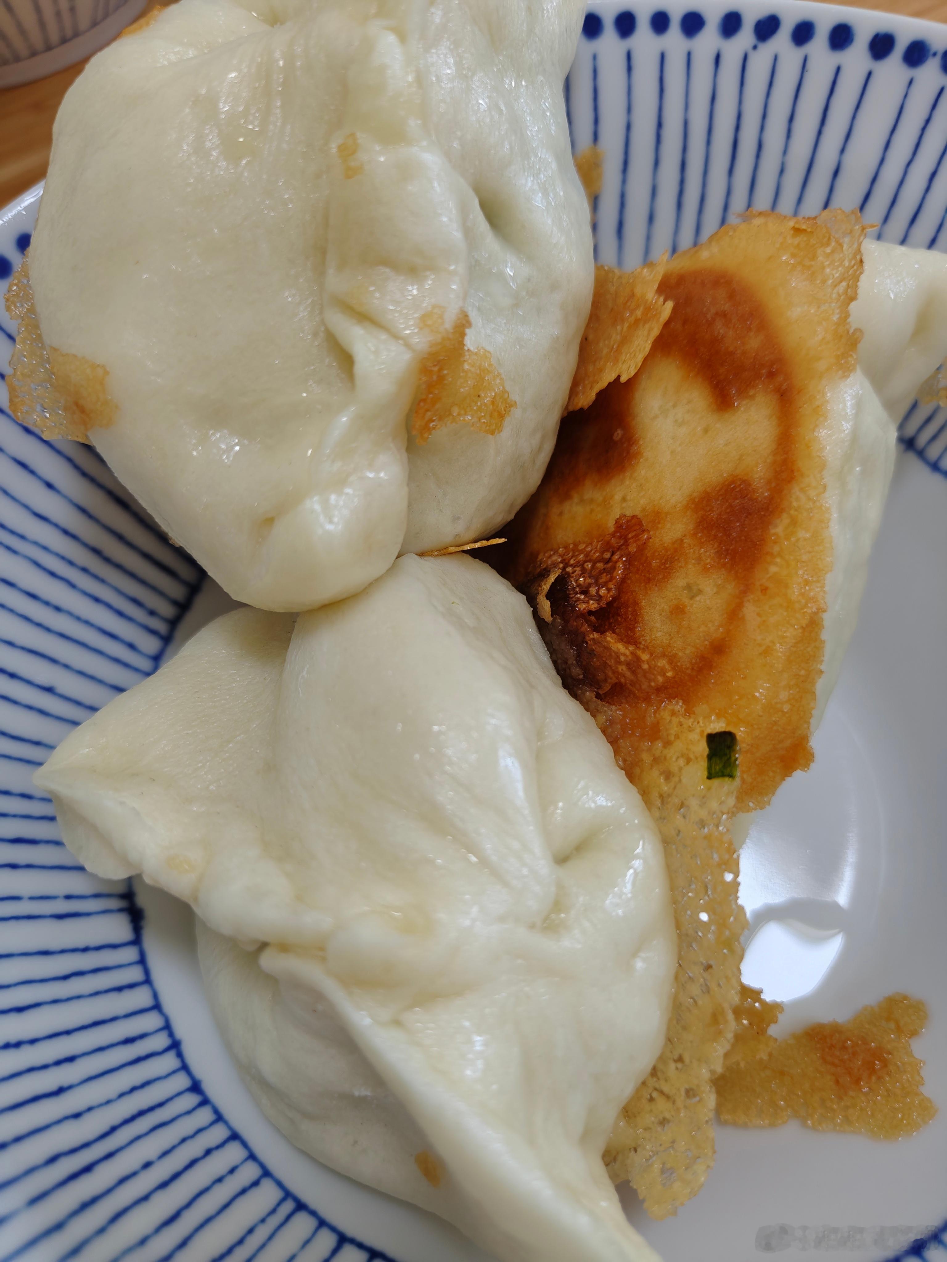 开始大吃大喝啦胡辣汤煎包但今天没有鸡蛋，因为蒸蛋器的盖子忘了盖