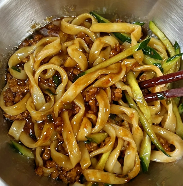 懒人福音！10分钟解锁「香迷糊」炸酱面，酱料黄金配比公开，连吃3碗不过瘾