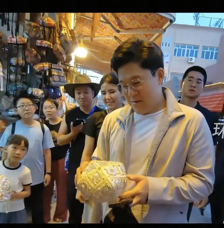 霍启刚，太真实了！8月7日下午，一个霍启刚在喀什古城逛街的视频刷爆网络，这位