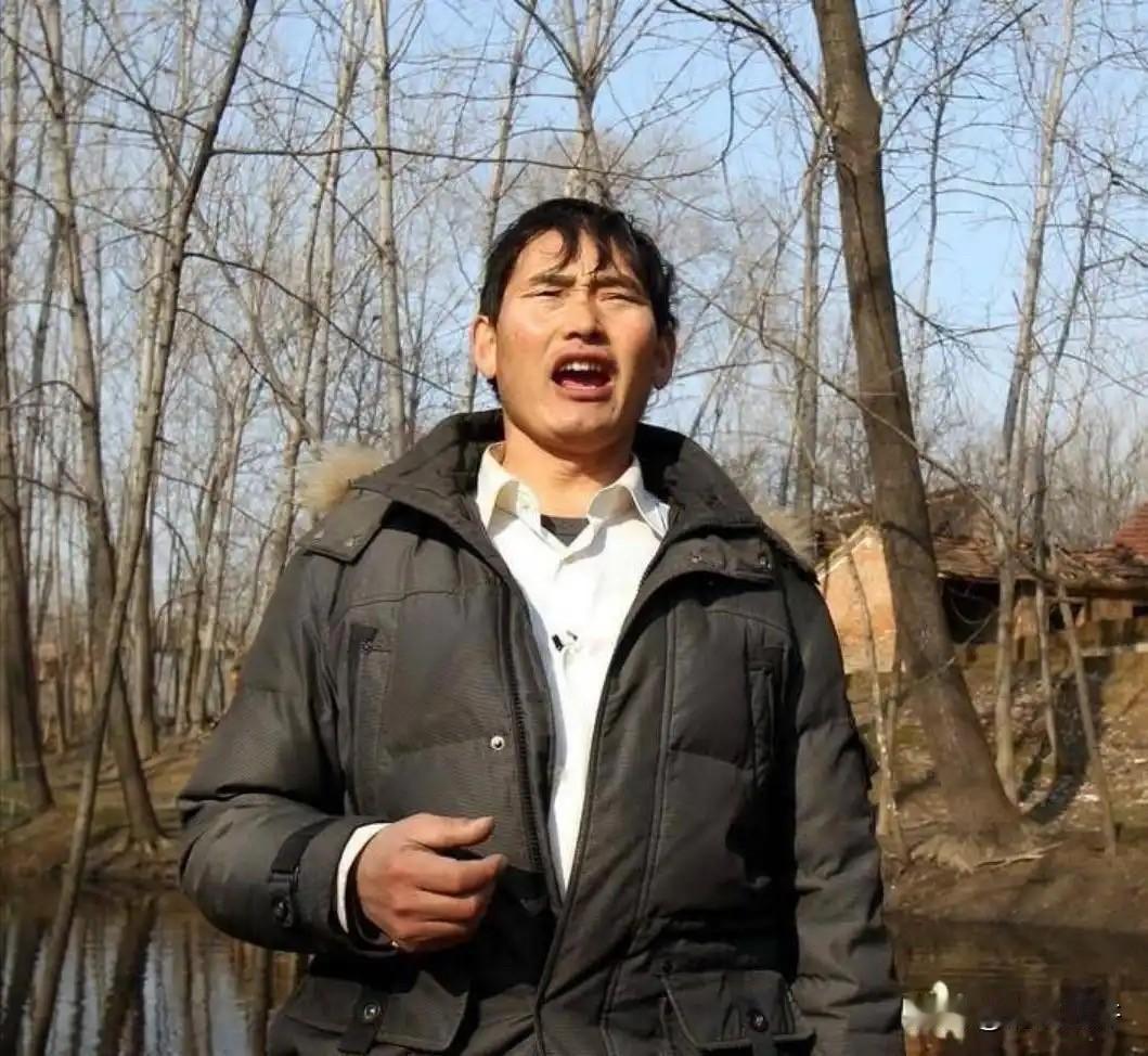 大衣哥又上新闻了，这回不是因为唱歌，是因为他家的大门。4月29号，大衣哥朱之