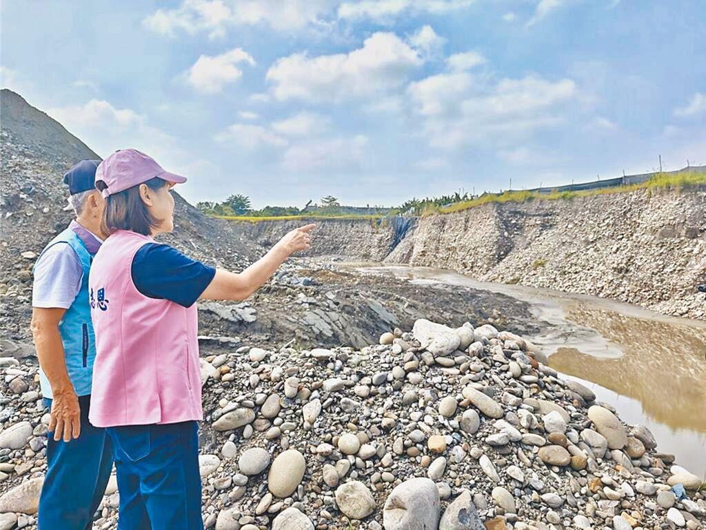 柯志恩遭挂广告牌抹黑粉专揭：美浓大峡谷涉案人亲属出资针对高雄市旗山区国道10