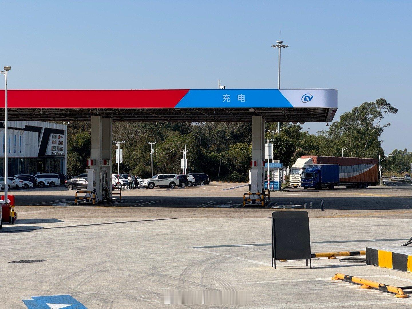 惠州良井服务区居然有32根充电桩！而且全是中石化的，还分了两个区域！价格小贵，但