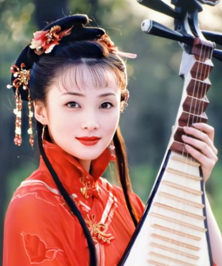 当年，蒋勤勤上大学的第一天，就引来众人围观，黄磊翘课、高晓松大老远从清华赶过来，