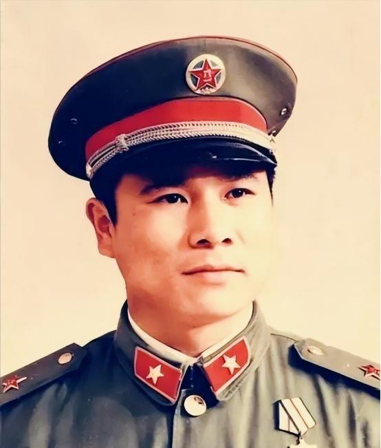 1979年，黄招强在掩护伤员撤退的时候，意外发现部队中竟然多了几张陌生的面孔，于