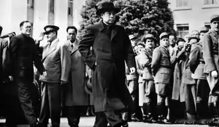 初见周恩来总理时，冰心先生曾这样描摹那份震撼：“他刚踏入会场，便如一束强光穿透了