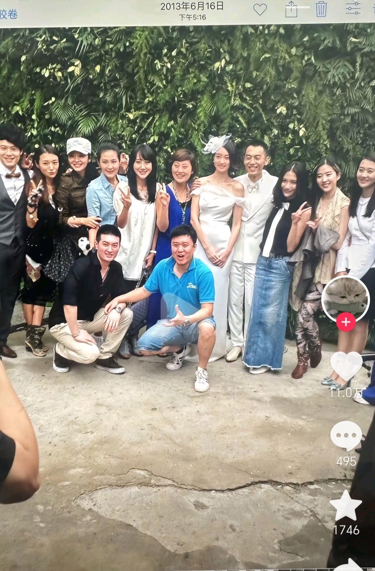 有网友爆出刘亦菲当年参加朱亚文婚礼的照片