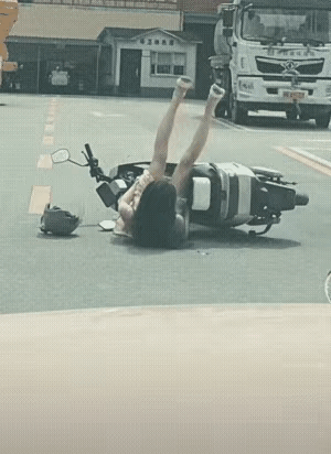 小姐姐摔倒了。我觉得他们认识的。